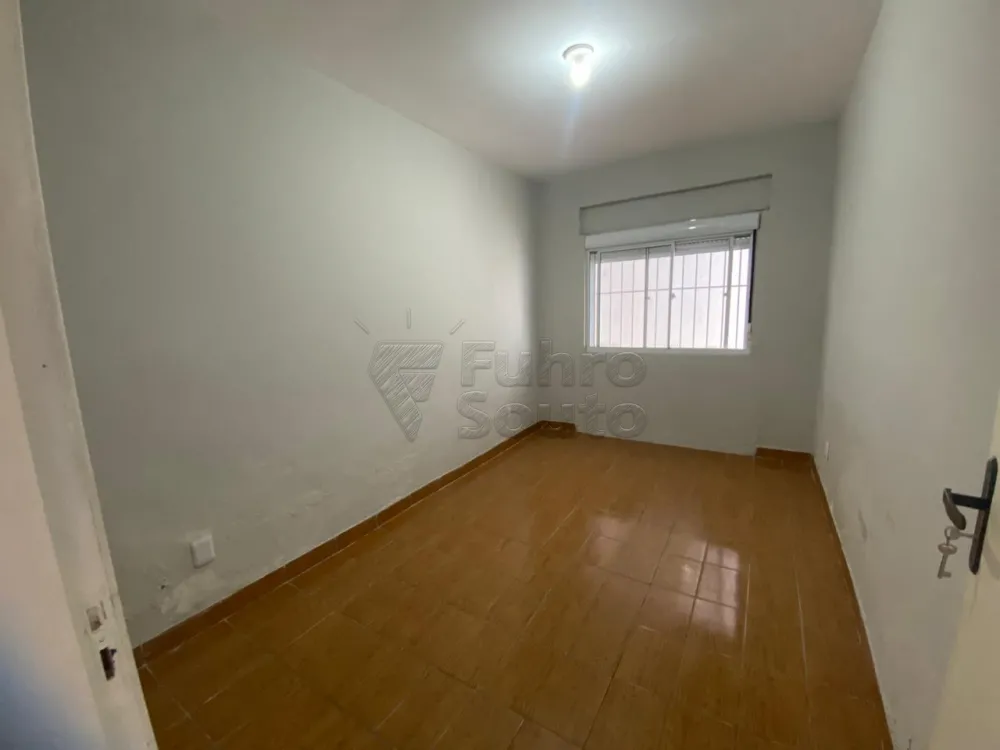 Comprar Casa / Padr&atilde;o em Pelotas R$ 350.000,00 - Foto 5