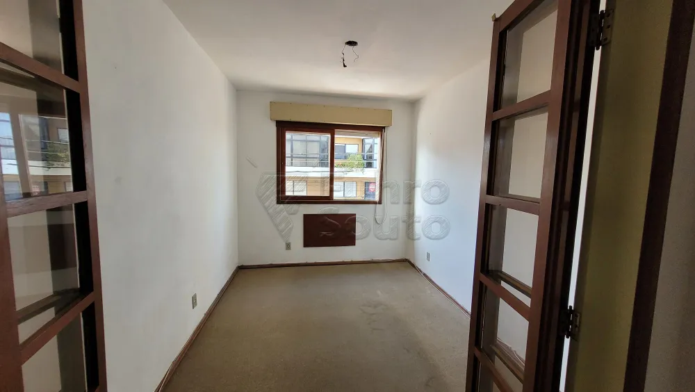 Comprar Apartamento / Padr&atilde;o em Pelotas R$ 230.000,00 - Foto 3