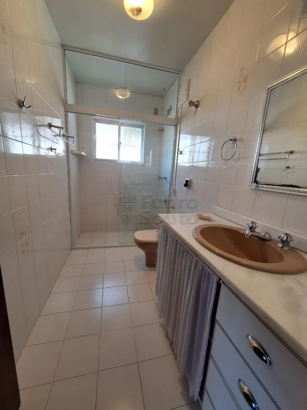Comprar Casa / Padr&atilde;o em Pelotas R$ 960.000,00 - Foto 11