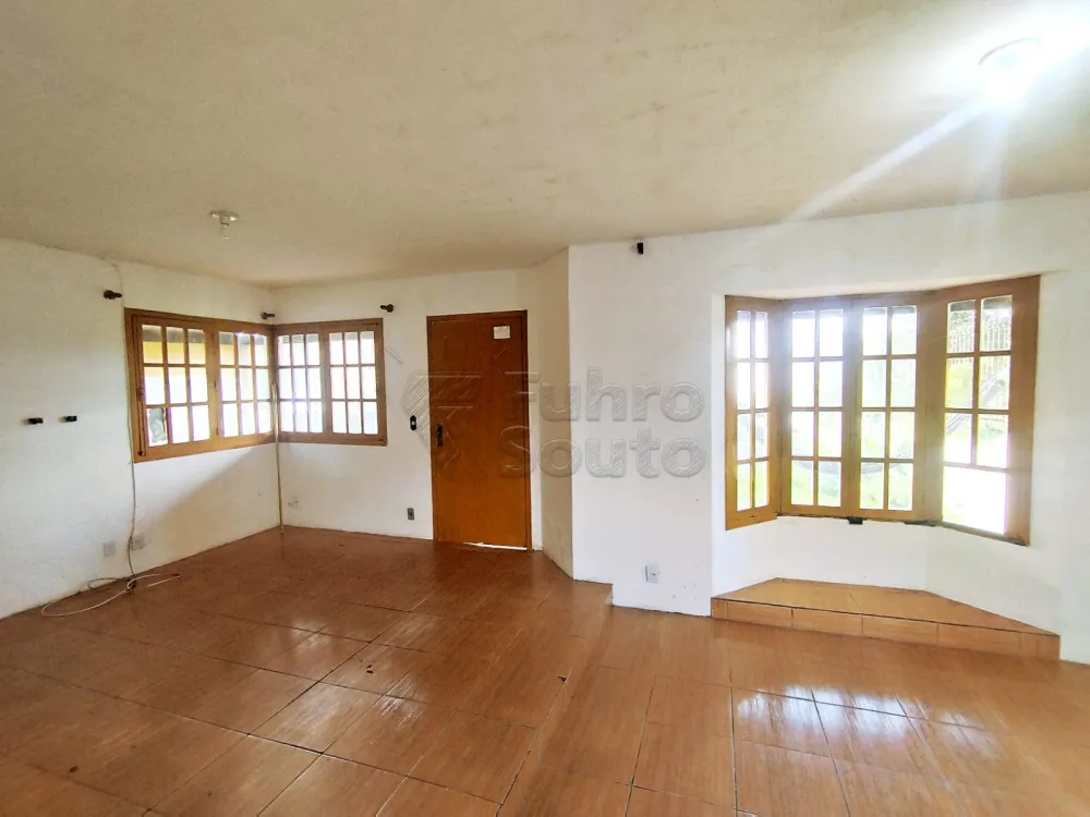Comprar Casa / Padr&atilde;o em Pelotas R$ 300.000,00 - Foto 3