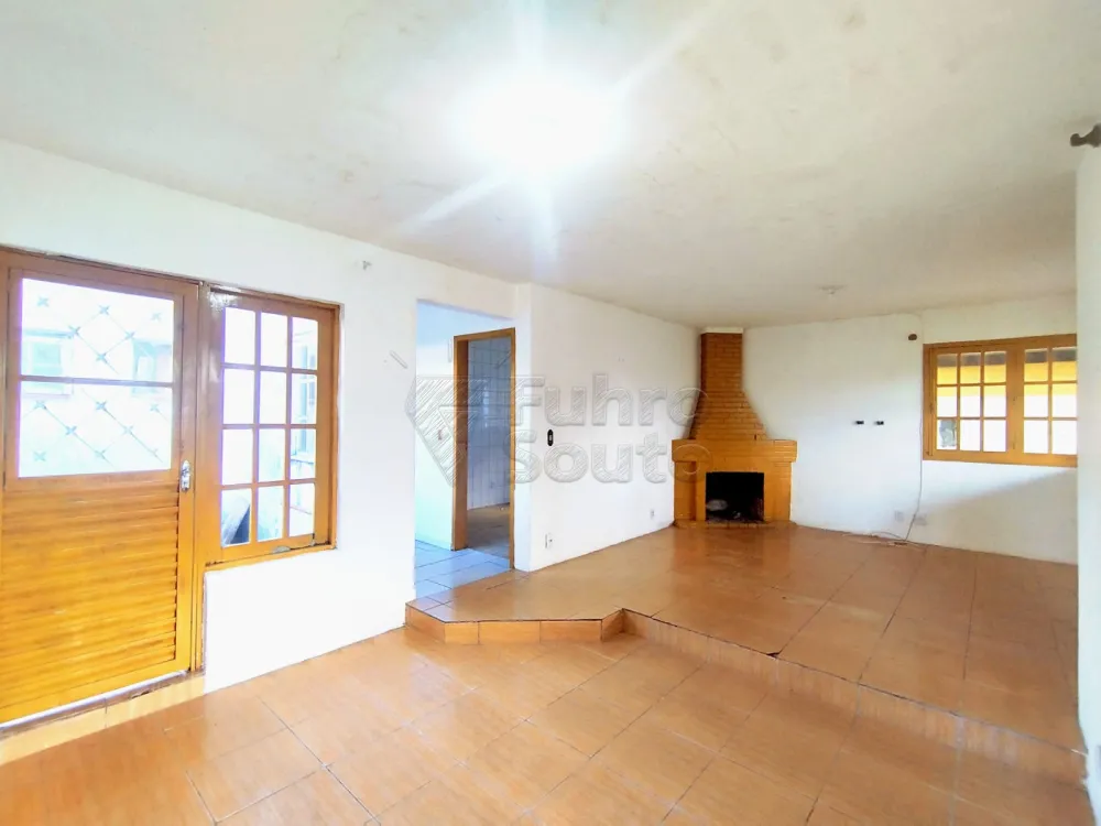 Comprar Casa / Padr&atilde;o em Pelotas R$ 300.000,00 - Foto 1