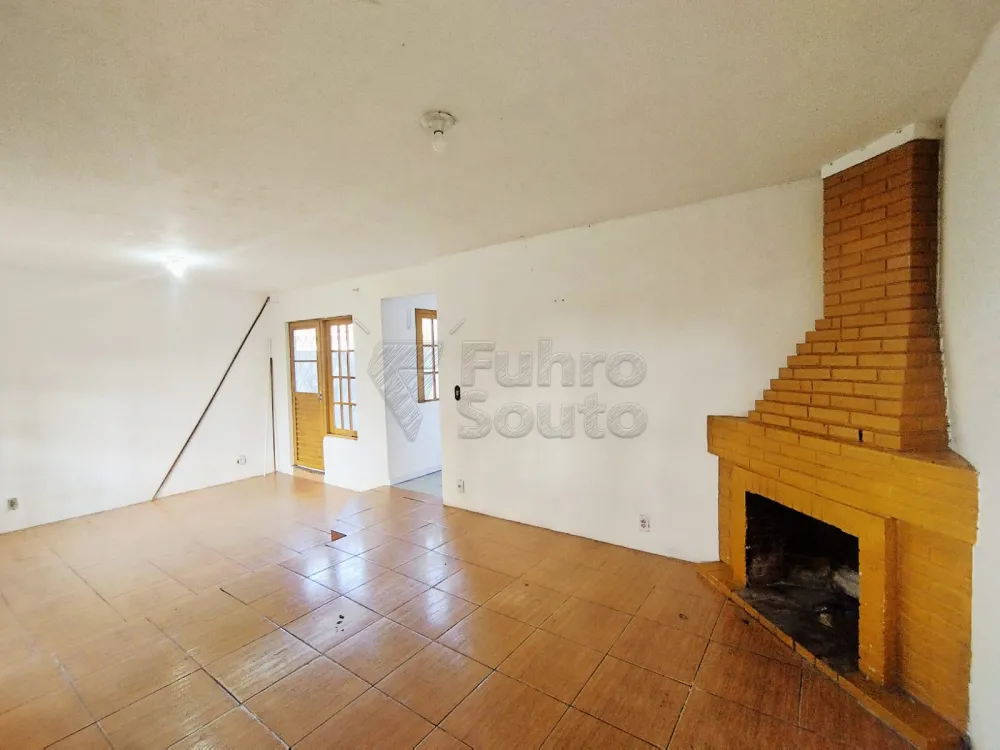 Comprar Casa / Padr&atilde;o em Pelotas R$ 300.000,00 - Foto 2