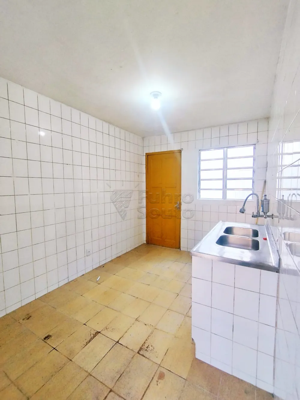 Comprar Casa / Padr&atilde;o em Pelotas R$ 300.000,00 - Foto 4