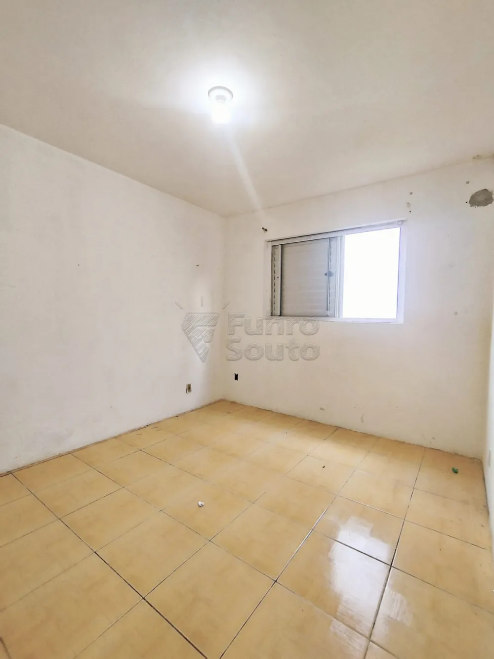 Comprar Casa / Padr&atilde;o em Pelotas R$ 300.000,00 - Foto 6