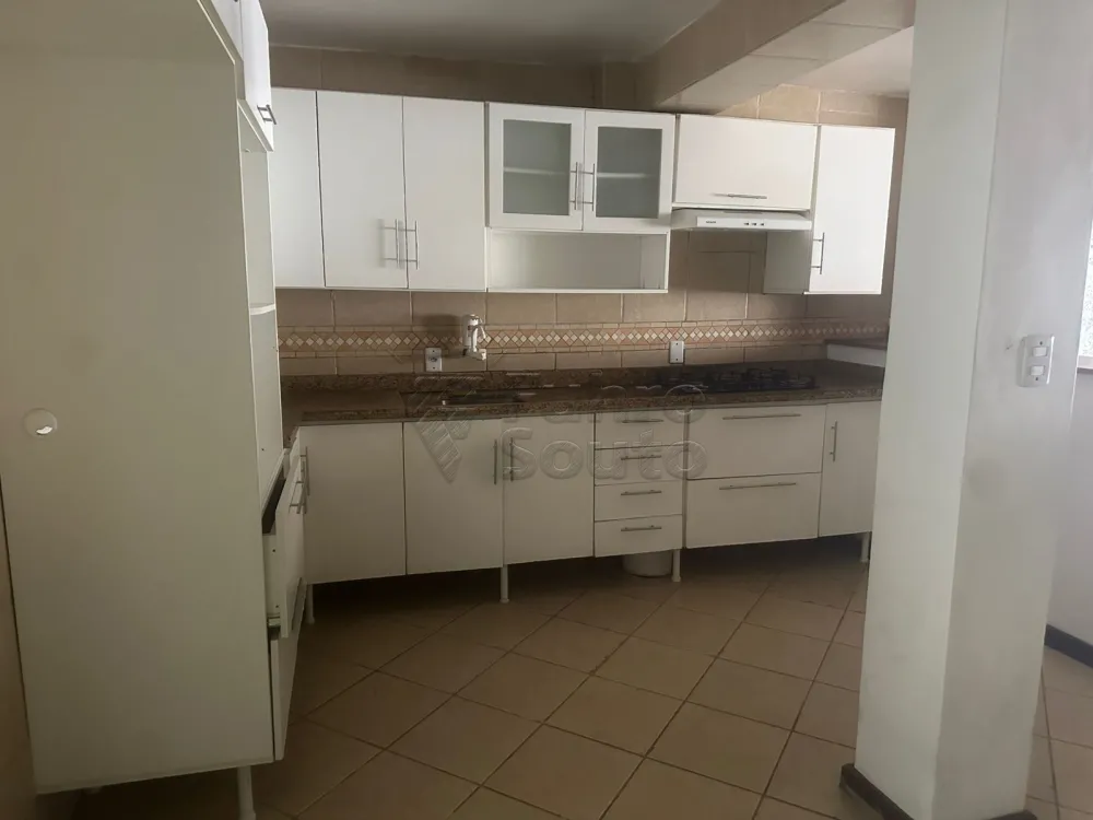 Comprar Casa / Padr&atilde;o em Pelotas R$ 300.000,00 - Foto 3