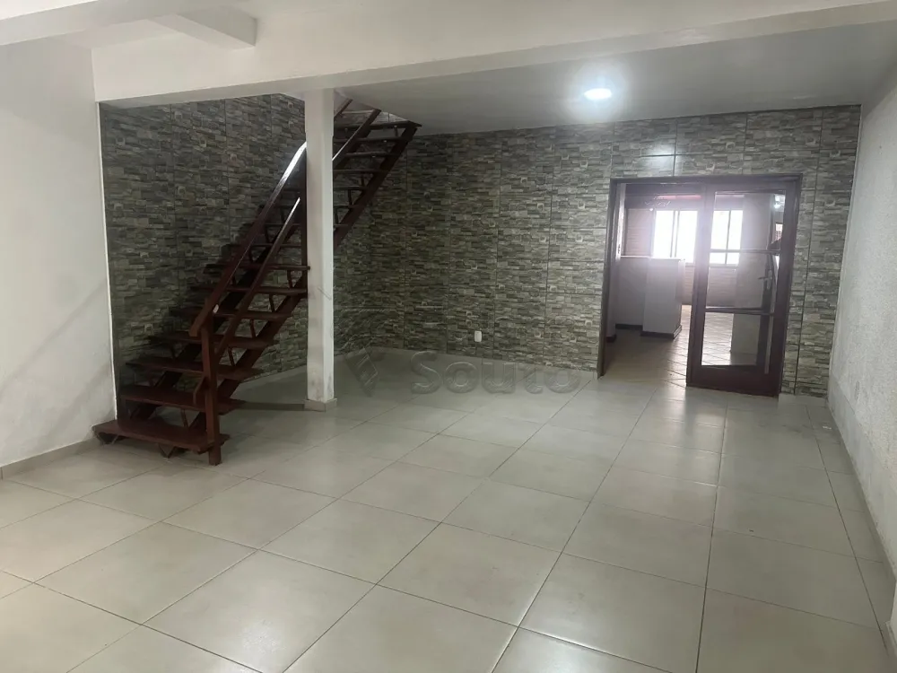 Comprar Casa / Padr&atilde;o em Pelotas R$ 300.000,00 - Foto 2