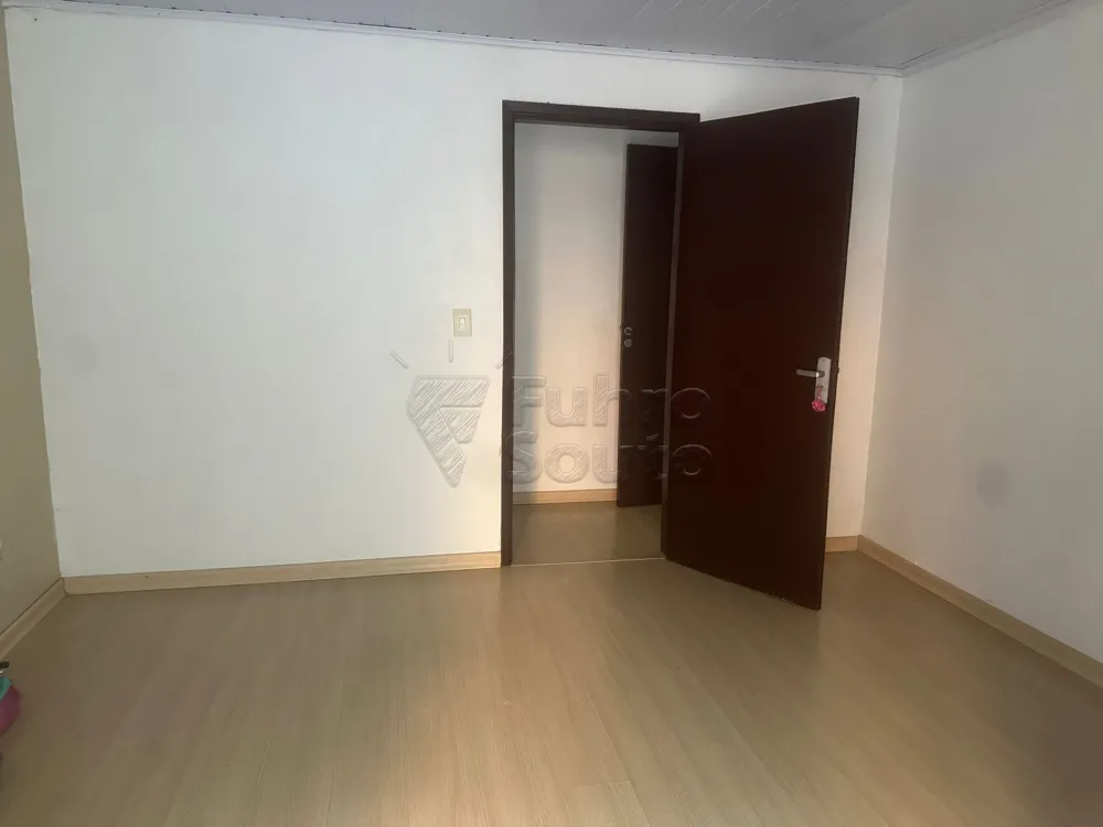 Comprar Casa / Padr&atilde;o em Pelotas R$ 300.000,00 - Foto 7