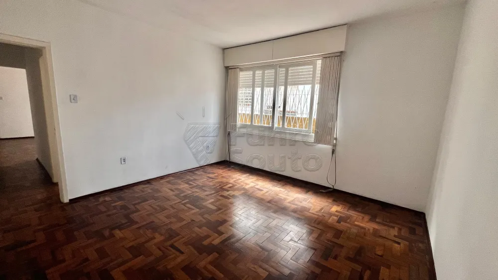 Comprar Apartamento / Padr&atilde;o em Pelotas R$ 289.000,00 - Foto 2