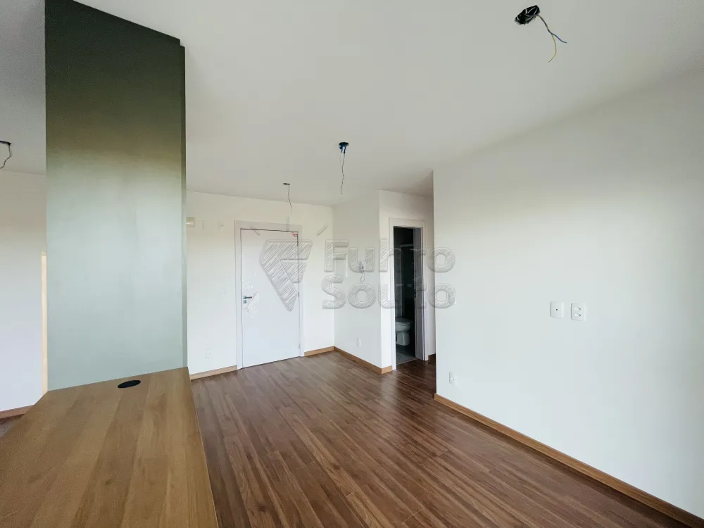 Comprar Apartamento / Padr&atilde;o em Pelotas R$ 374.000,00 - Foto 2