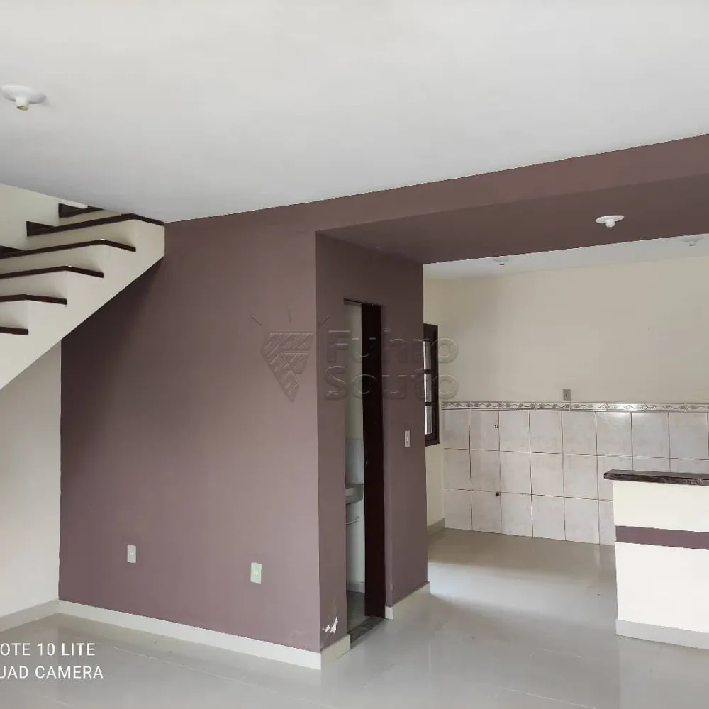 Comprar Casa / Padr&atilde;o em Pelotas R$ 215.000,00 - Foto 2