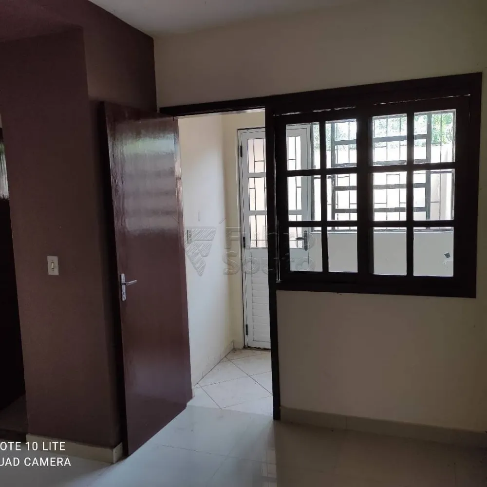 Comprar Casa / Padr&atilde;o em Pelotas R$ 215.000,00 - Foto 3