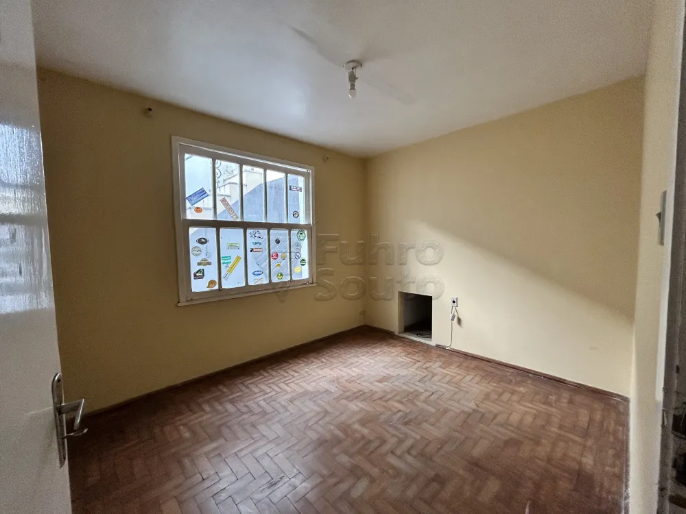 Comprar Casa / Padr&atilde;o em Pelotas R$ 424.000,00 - Foto 4