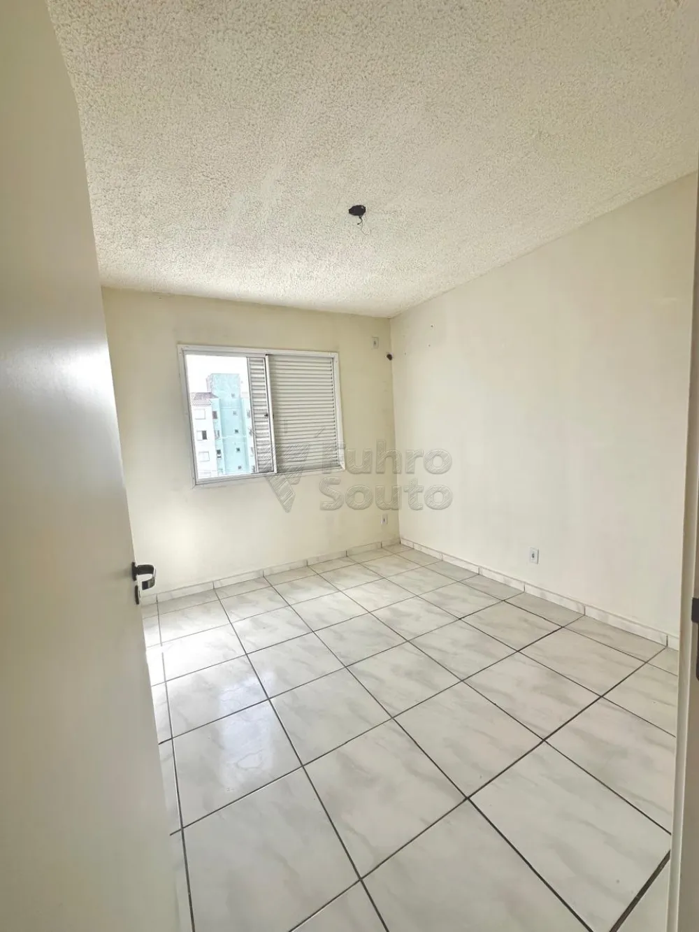 Comprar Apartamento / Padr&atilde;o em Pelotas R$ 150.000,00 - Foto 3