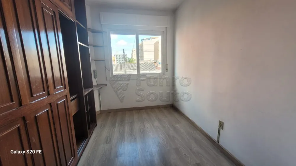 Comprar Apartamento / Padr&atilde;o em Pelotas R$ 220.000,00 - Foto 5