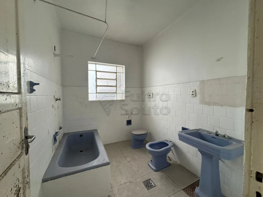 Comprar Casa / Padr&atilde;o em Pelotas R$ 380.000,00 - Foto 5
