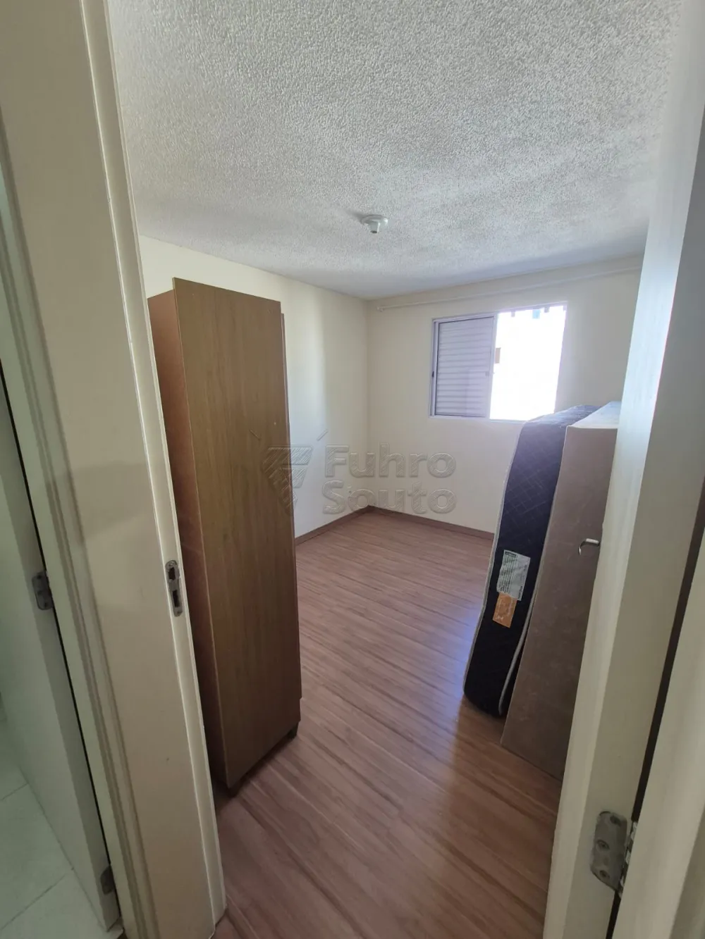 Comprar Apartamento / Padr&atilde;o em Pelotas R$ 160.000,00 - Foto 4