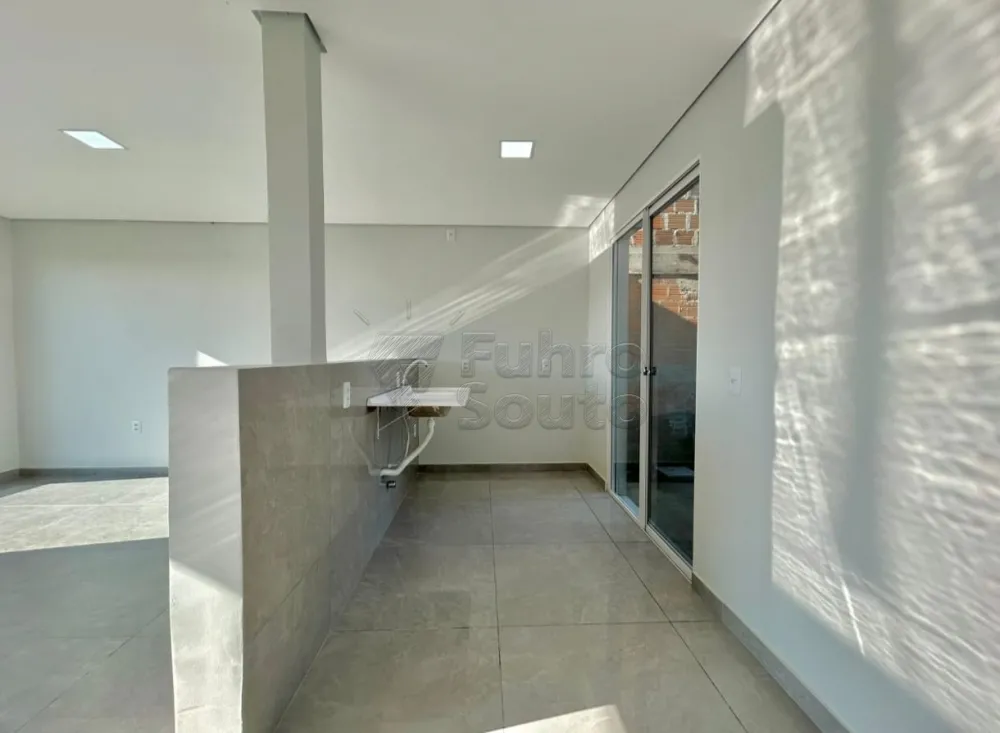 Comprar Casa / Padr&atilde;o em Pelotas R$ 235.000,00 - Foto 3