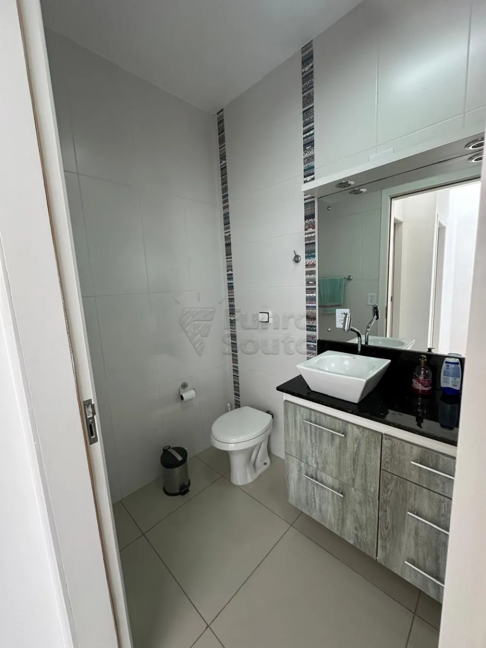 Comprar Casa / Padr&atilde;o em Pelotas R$ 810.000,00 - Foto 9