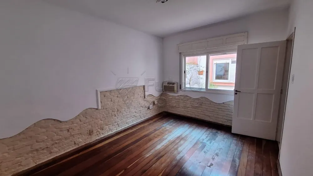 Comprar Casa / Padr&atilde;o em Pelotas R$ 670.000,00 - Foto 3