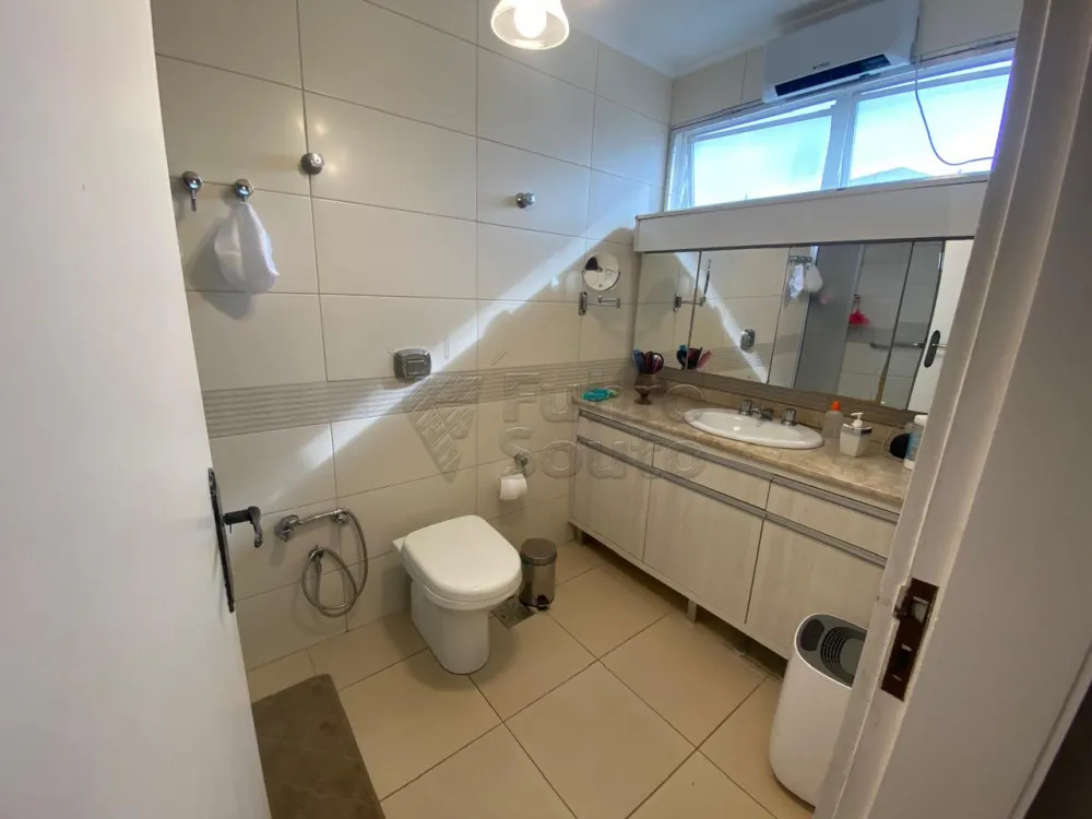 Comprar Casa / Padr&atilde;o em Pelotas R$ 800.000,00 - Foto 11