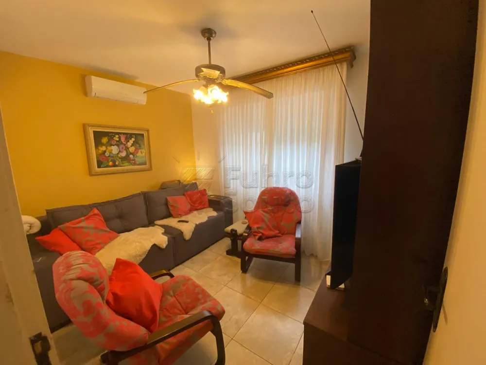 Comprar Casa / Padr&atilde;o em Pelotas R$ 800.000,00 - Foto 1