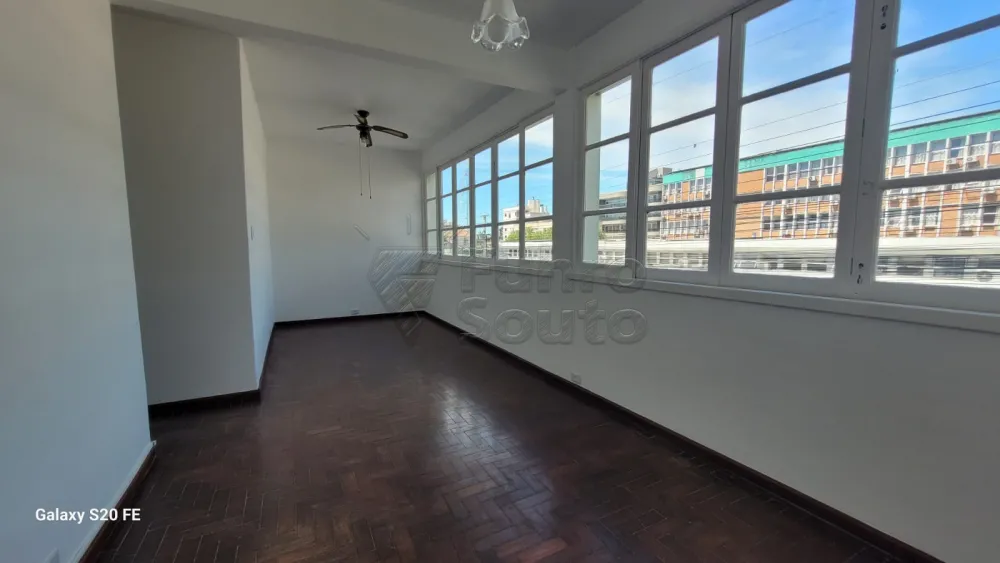 Comprar Apartamento / Padr&atilde;o em Pelotas R$ 195.000,00 - Foto 2
