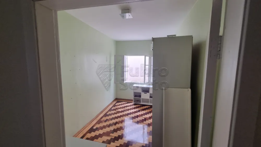 Comprar Casa / Padr&atilde;o em Pelotas R$ 700.000,00 - Foto 6