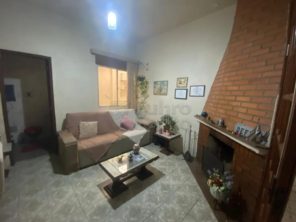 Comprar Casa / Padr&atilde;o em Pelotas R$ 460.000,00 - Foto 2