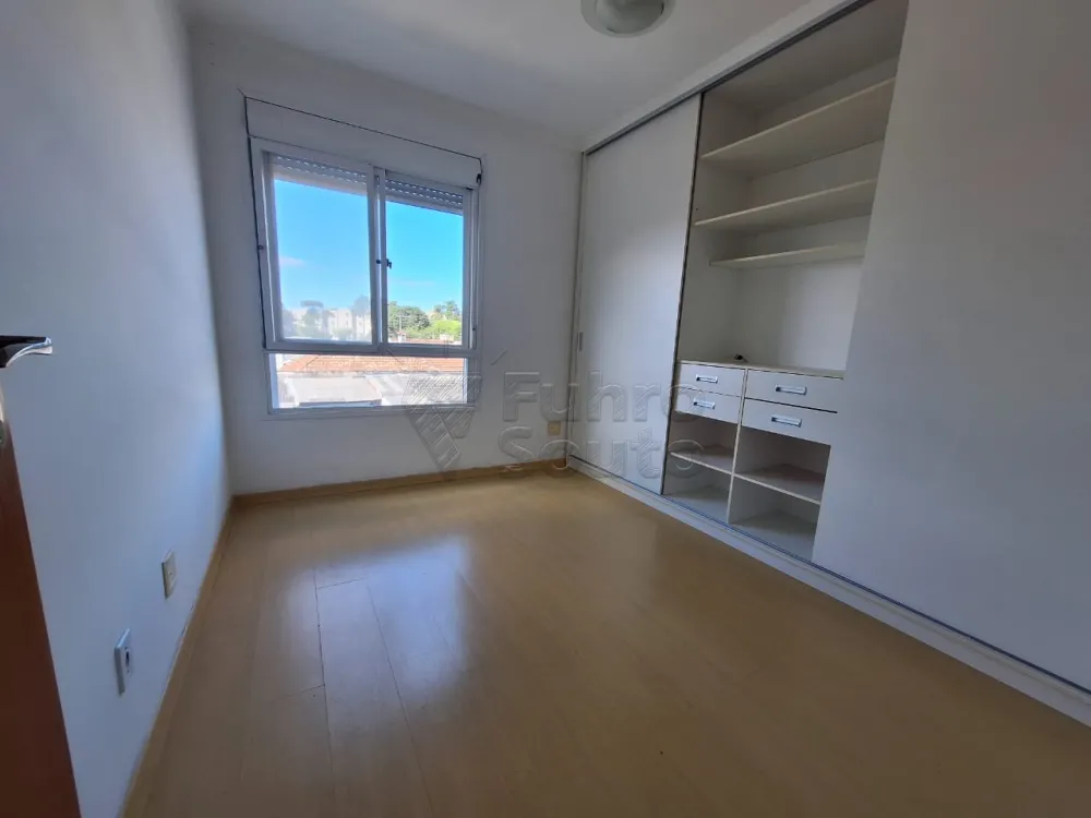 Comprar Apartamento / Padr&atilde;o em Pelotas R$ 350.000,00 - Foto 5