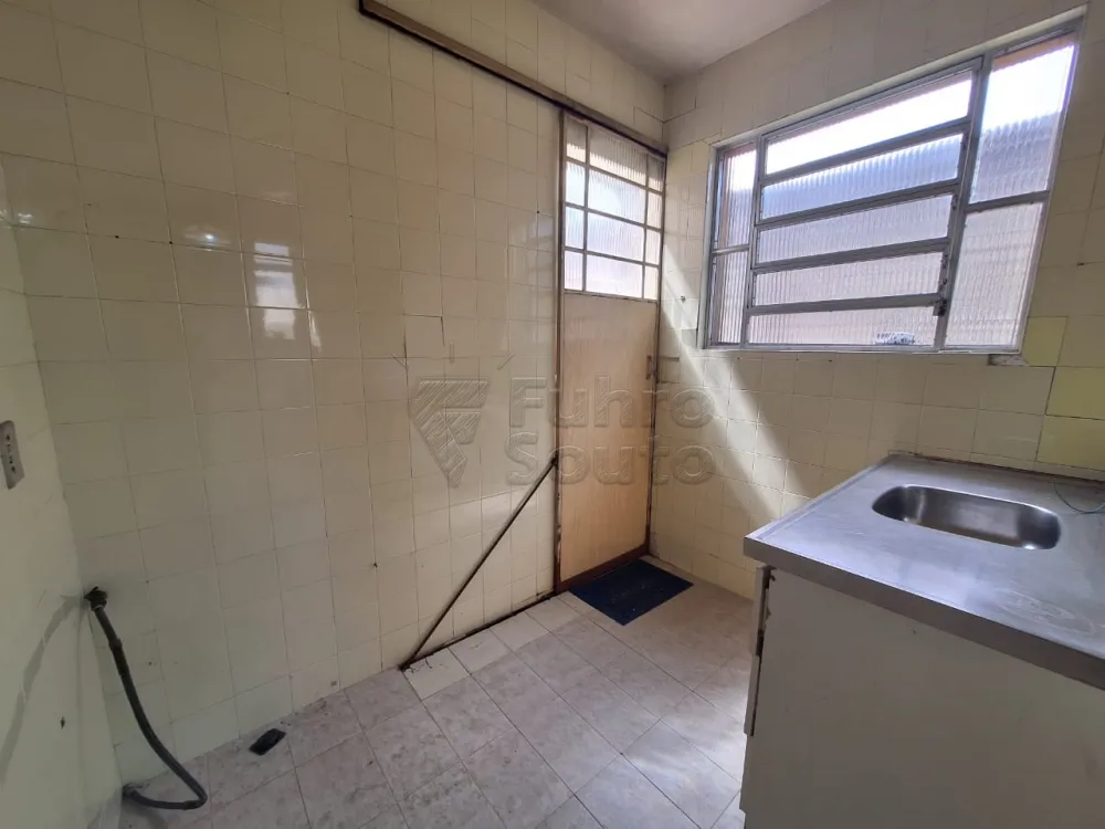 Comprar Casa / Padr&atilde;o em Pelotas R$ 700.000,00 - Foto 4