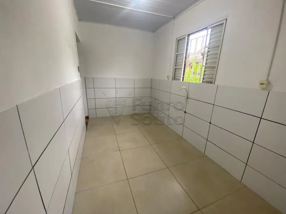 Comprar Casa / Padr&atilde;o em Pelotas R$ 240.000,00 - Foto 3