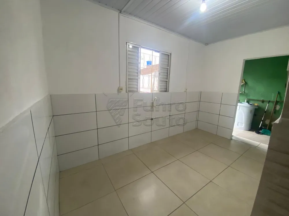 Comprar Casa / Padr&atilde;o em Pelotas R$ 240.000,00 - Foto 4