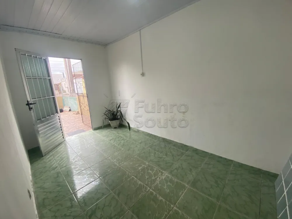 Comprar Casa / Padr&atilde;o em Pelotas R$ 240.000,00 - Foto 2