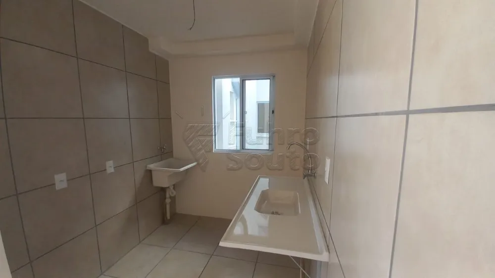 Comprar Apartamento / Padr&atilde;o em Pelotas R$ 240.000,00 - Foto 3