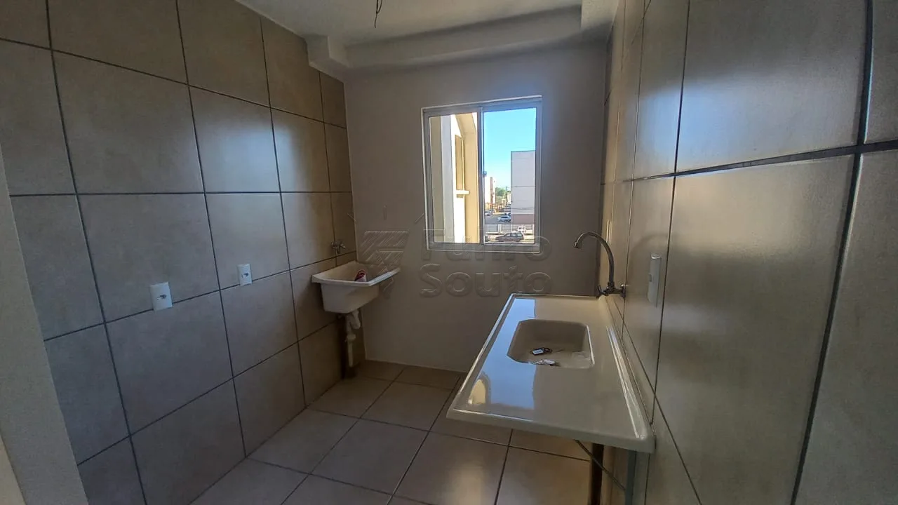 Comprar Apartamento / Padr&atilde;o em Pelotas R$ 236.000,00 - Foto 2
