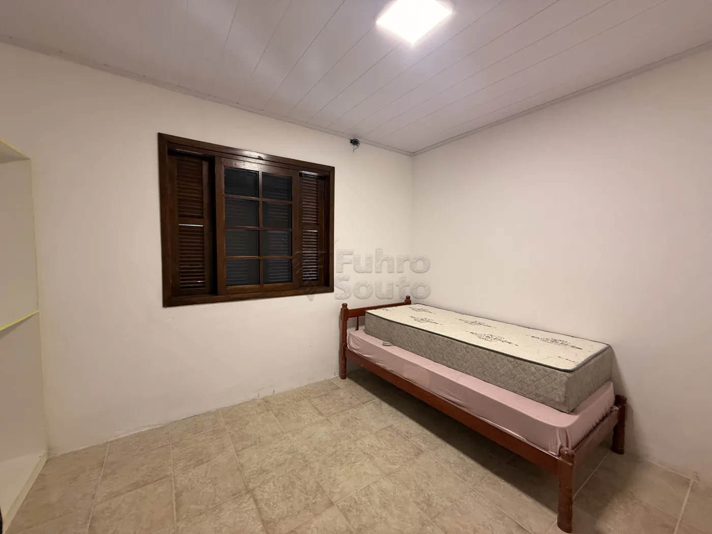 Comprar Casa / Padr&atilde;o em Pelotas R$ 650.000,00 - Foto 3