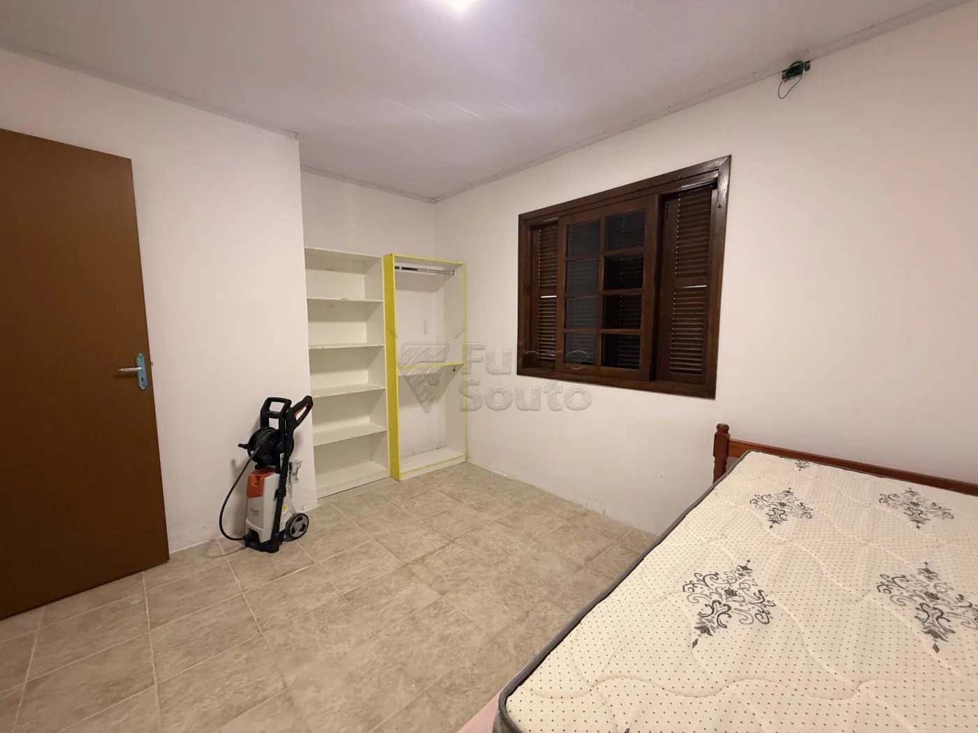 Comprar Casa / Padr&atilde;o em Pelotas R$ 650.000,00 - Foto 4