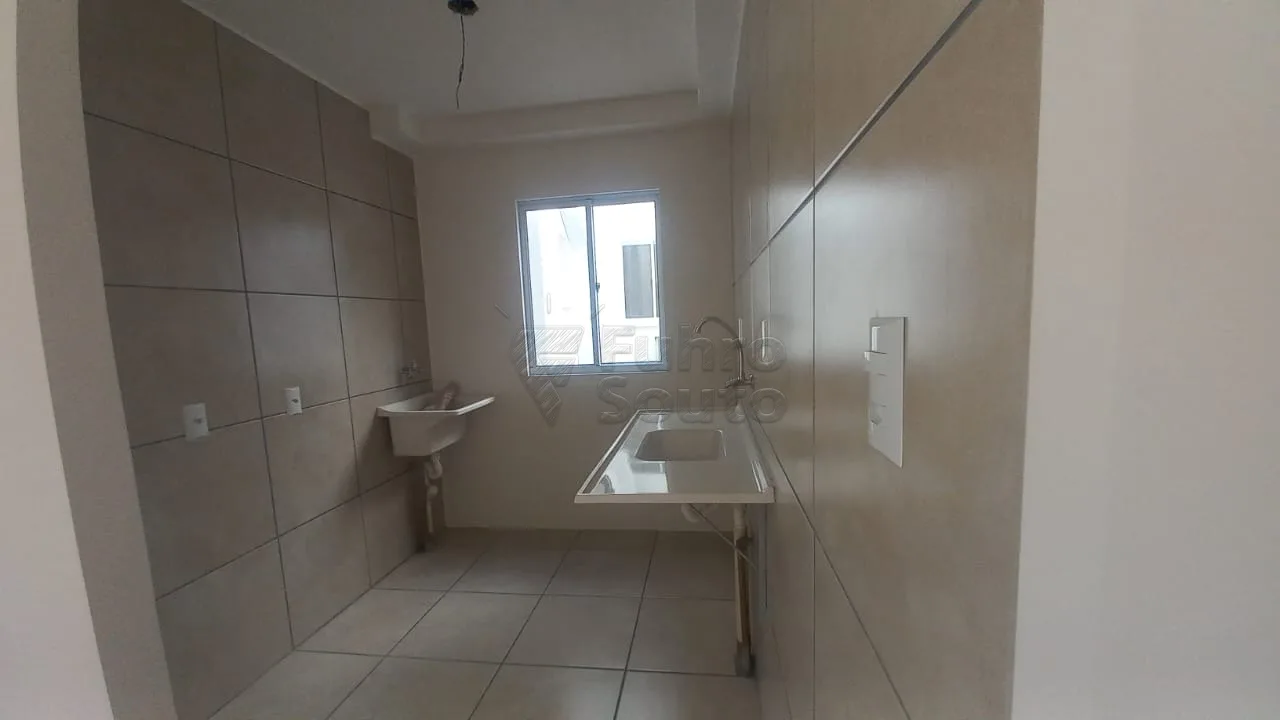 Comprar Apartamento / Padr&atilde;o em Pelotas R$ 240.000,00 - Foto 3