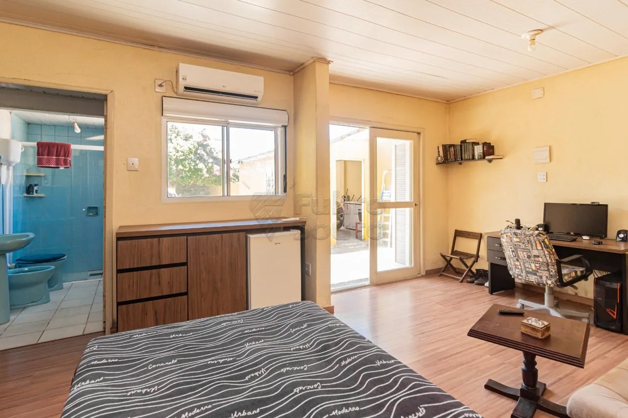 Comprar Casa / Padr&atilde;o em Pelotas R$ 590.000,00 - Foto 2