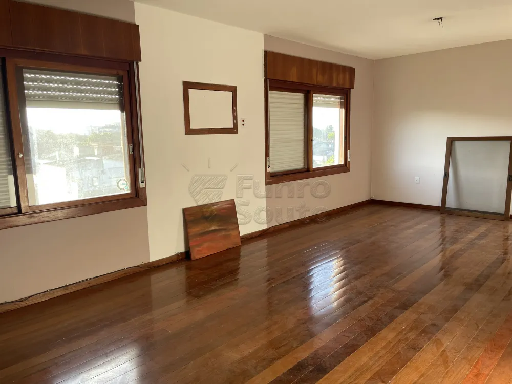 Comprar Apartamento / Padr&atilde;o em Pelotas R$ 749.000,00 - Foto 2