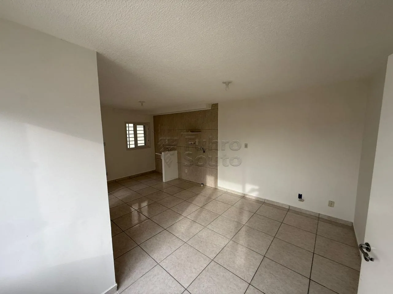 Alugar Apartamento / Padr&atilde;o em Pelotas R$ 450,00 - Foto 2