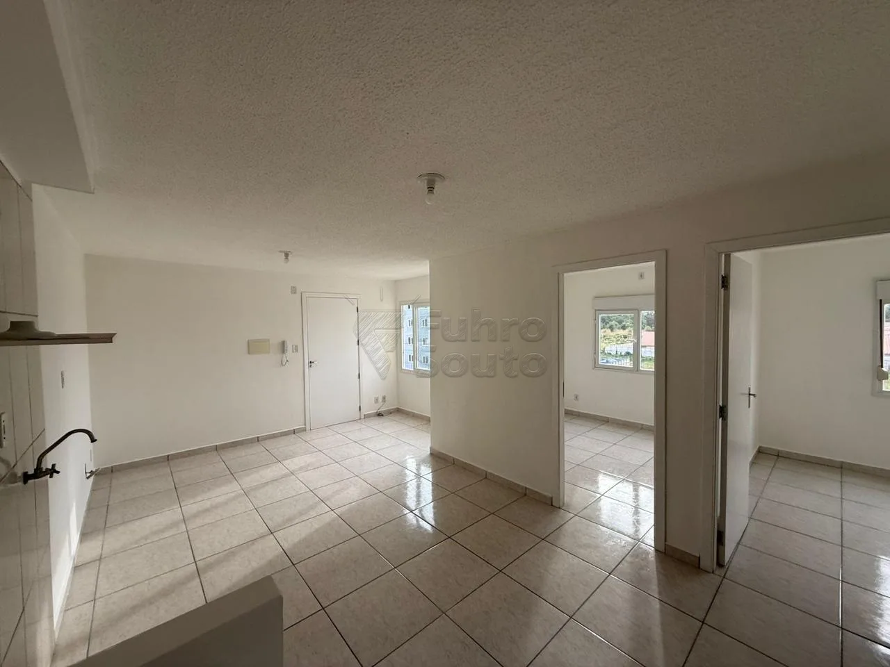 Alugar Apartamento / Padr&atilde;o em Pelotas R$ 450,00 - Foto 3