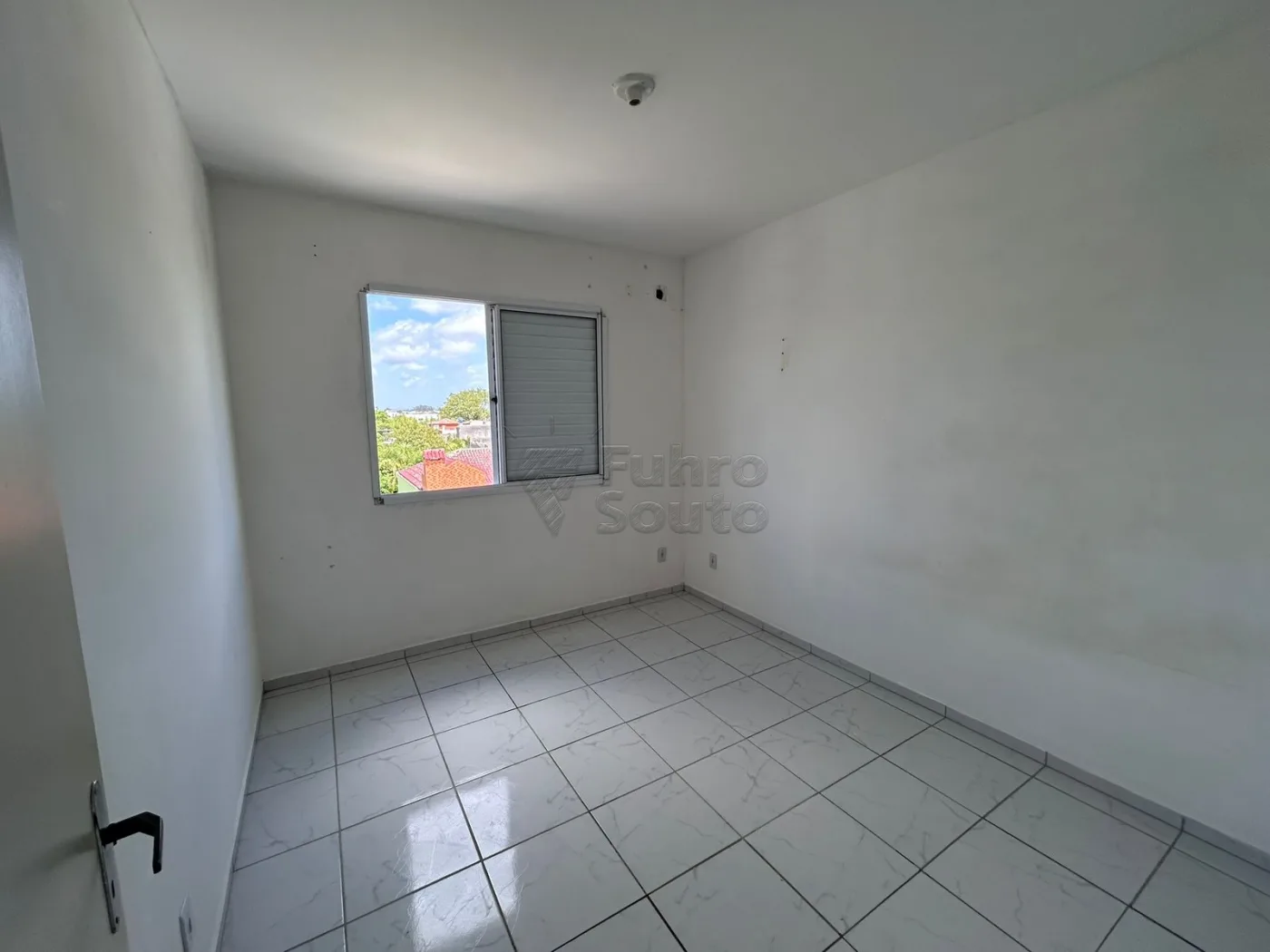 Comprar Apartamento / Padr&atilde;o em Pelotas R$ 139.000,00 - Foto 2