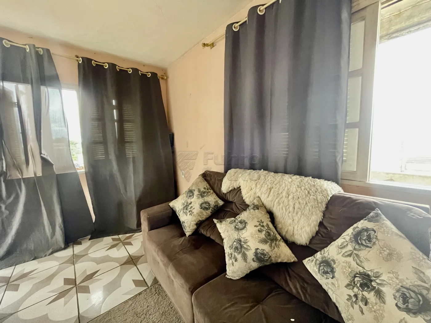 Comprar Casa / Padr&atilde;o em Pelotas R$ 390.000,00 - Foto 2