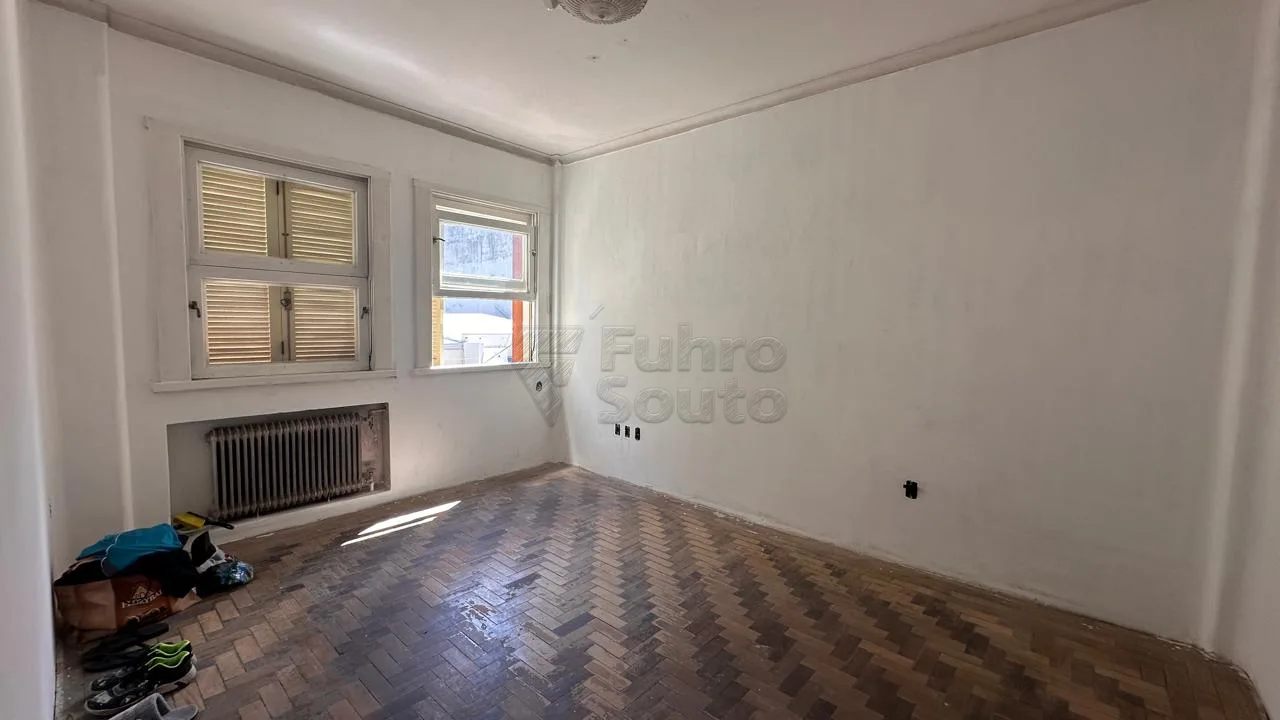Comprar Apartamento / Padr&atilde;o em Pelotas R$ 170.000,00 - Foto 4