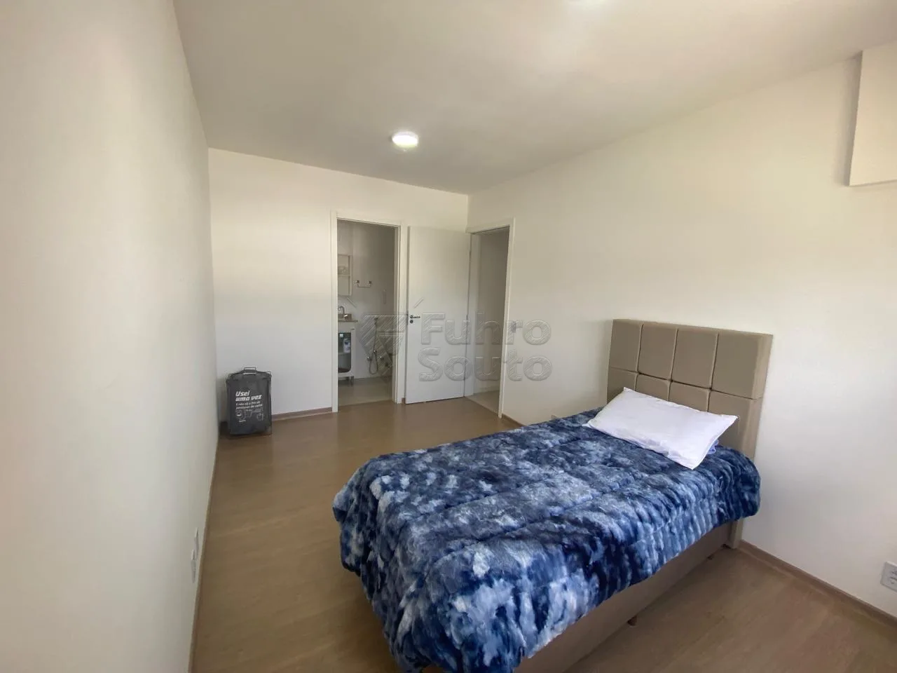 Comprar Apartamento / Padr&atilde;o em Pelotas R$ 380.000,00 - Foto 4