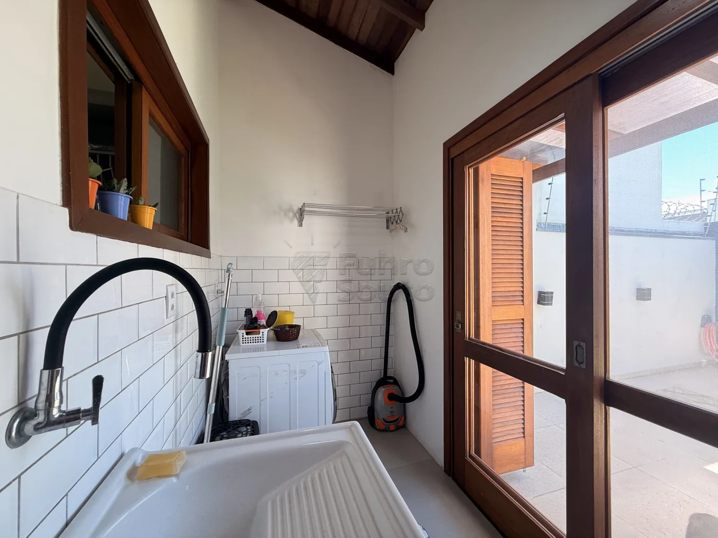 Comprar Casa / Padr&atilde;o em Pelotas R$ 480.000,00 - Foto 9