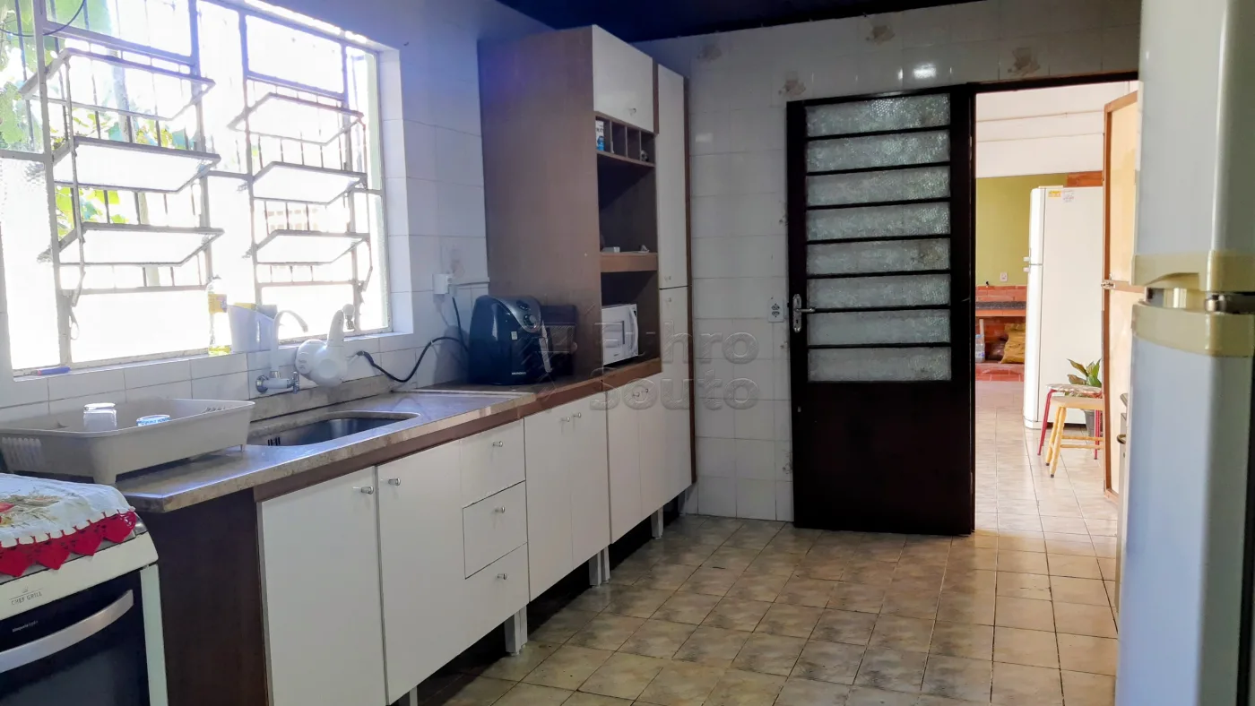 Comprar Casa / Padr&atilde;o em Pelotas R$ 650.000,00 - Foto 4