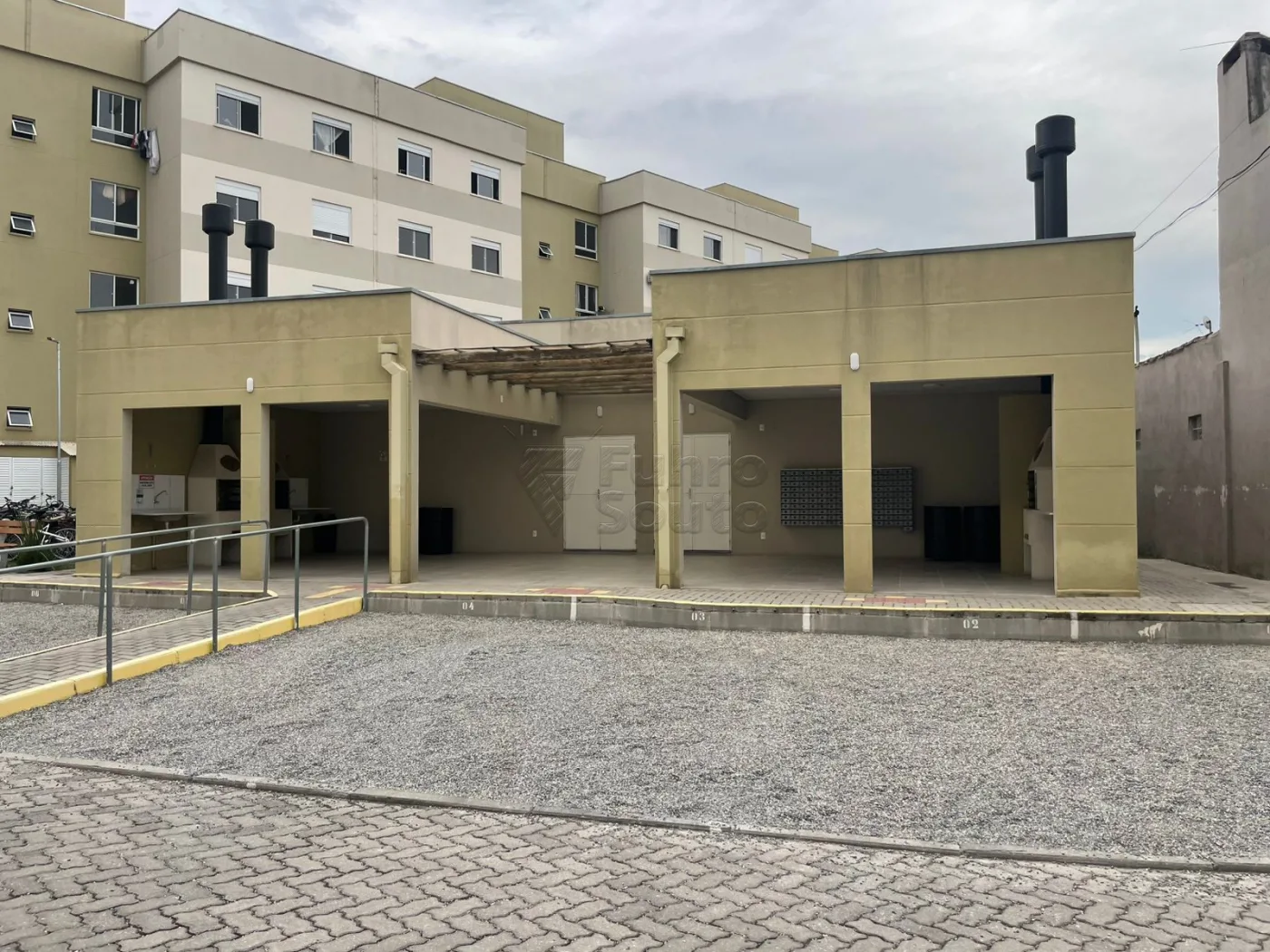 Comprar Apartamento / Padr&atilde;o em Pelotas R$ 165.000,00 - Foto 5