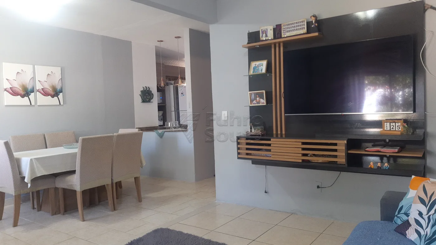 Comprar Casa / Padr&atilde;o em Pelotas R$ 425.000,00 - Foto 2